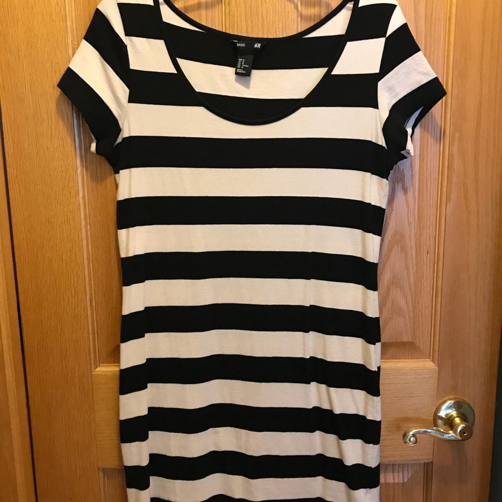 Black & White dresses, H&M, medium, T-shirt type